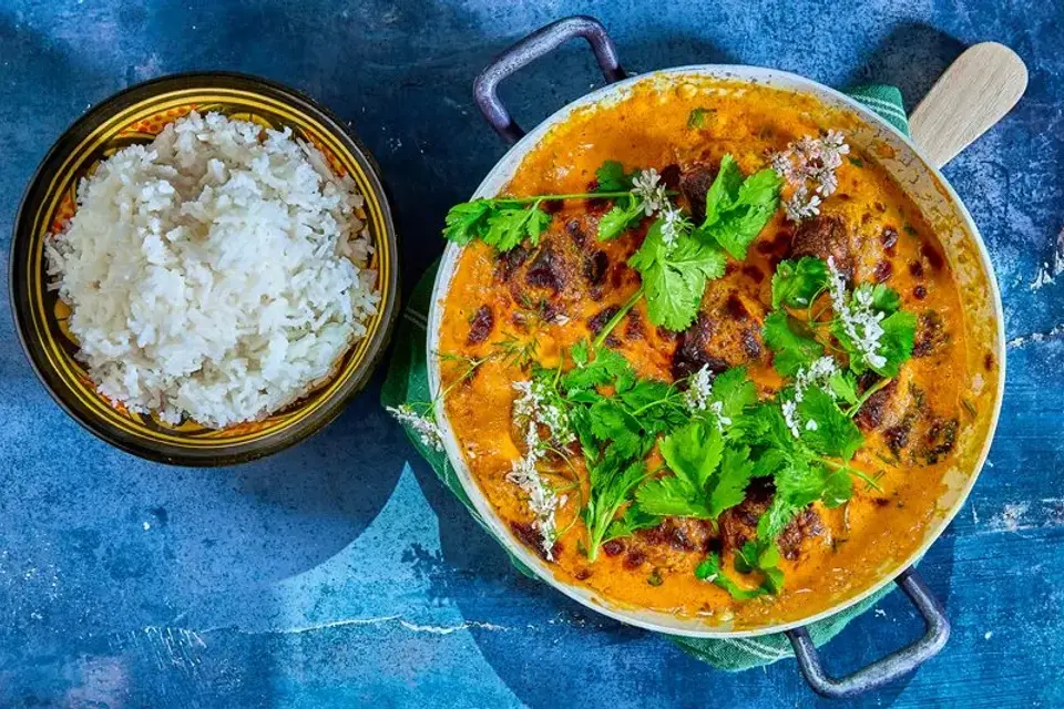 Pakistanske Koftay ka Salan med ris — Skagenfoods eget foto