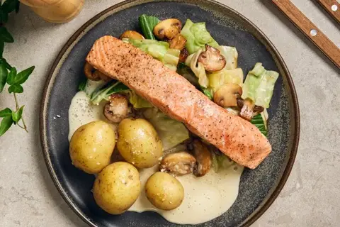 Ovnbagt laksefilet med citron- og trøffelsauce, spidskål og champignoner