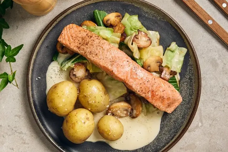 Ovnbagt laksefilet med citron- og trøffelsauce, spidskål og champignoner — RetNemts eget foto