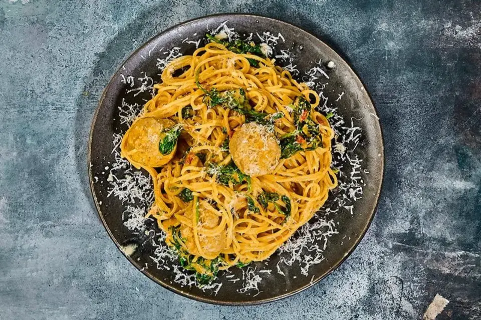 Heat: Ungarske kødboller i cremet paprikasovs med spinat & spaghetti — Skagenfoods eget foto