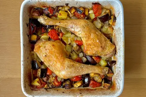 Bagte kyllingelår med tomater og aubergine