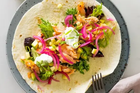 Wrap med varmrøget laks, avocado og limedressing