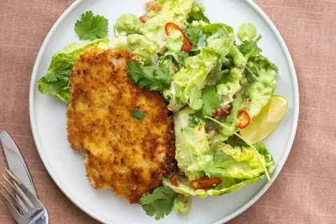 Kyllingeschnitzel med spicy tomat-guacamole og brød