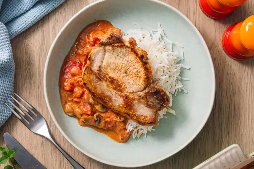 Retnemt kotelet i fad med champignon og peberfrugt — RetNemts eget foto