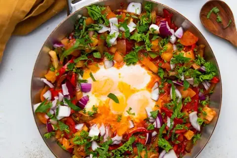 Shakshuka med tabouleh, pitabrød og hummus