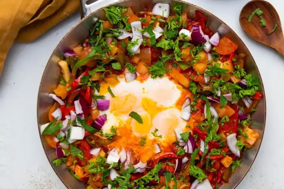 Shakshuka med tabouleh, pitabrød og hummus — RetNemts eget foto