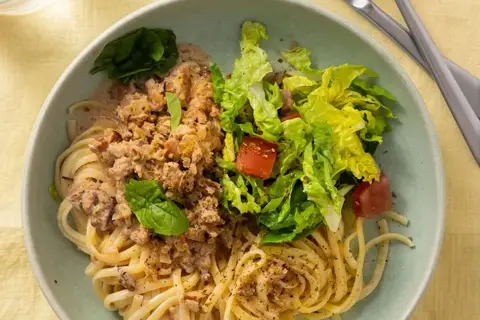 Pasta med cremet kyllingekød og salat