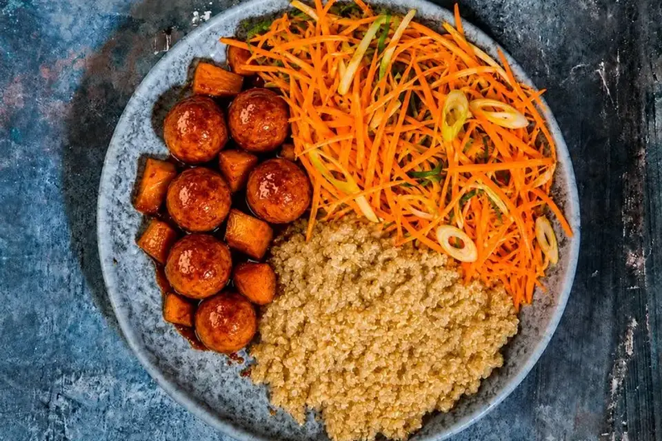 Hawaiianske BBQ kødboller med ananas og quinoa — Skagenfoods eget foto