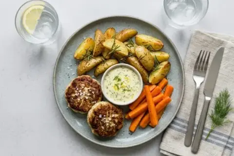 Fiskefrikadeller m. citron-dildsauce kartoffelbåde og gnave gulerødder🐟