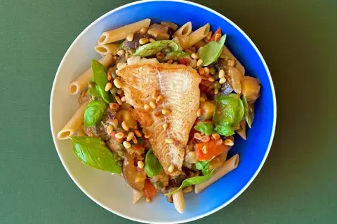 Sprødstegt hvilling med pasta rigatoni i cabonata