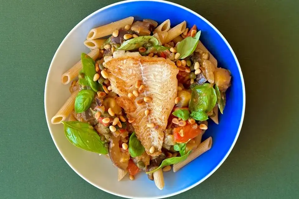 Sprødstegt hvilling med pasta rigatoni i cabonata — Skagenfoods eget foto