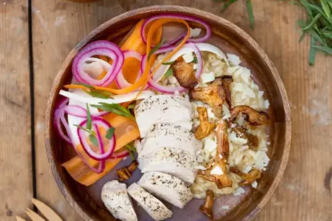 Citruskrydret kyllingebryst med kantarel-risotto og estragonsyltede rodfrugter