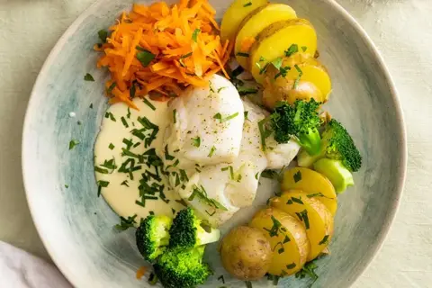 Ovnbagt hvid fisk med citronsauce og kartofler