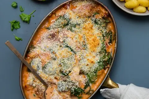 Gratineret kylling i fad med gnocchi