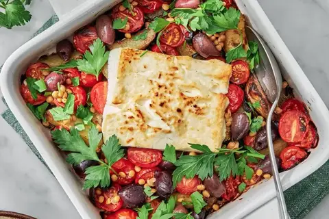 Græsk grøntsagsfad med oliven og bagt feta