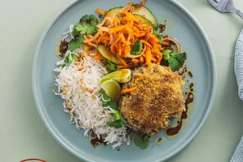 Krebinetter og asiatisk salat med nuoc dressing og ris