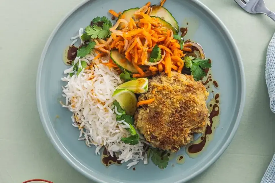 Krebinetter og asiatisk salat med nuoc dressing og ris — RetNemts eget foto