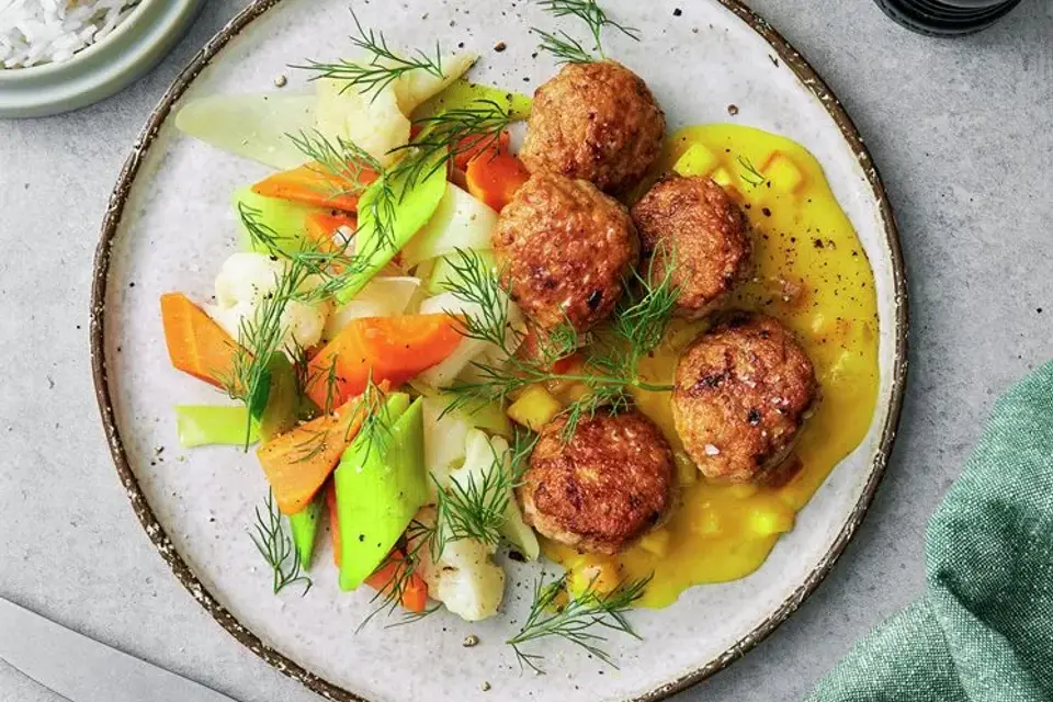 Kyllingedeller med rustik karrysauce, blomkål og gulerødder — RetNemts eget foto