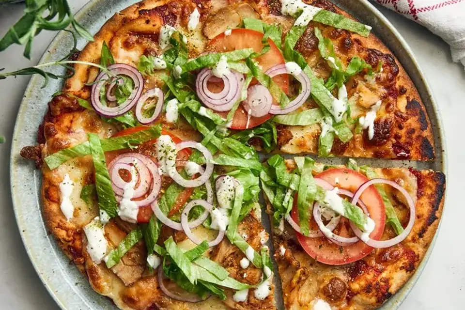 Salatpizza med røget kyllingebryst og dressing — RetNemts eget foto