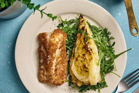 Paneret hvid fisk med honningbagt spidskål og gulerodscreme