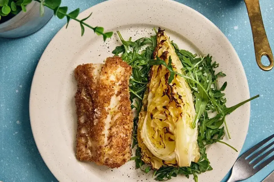 Paneret hvid fisk med honningbagt spidskål og gulerodscreme — RetNemts eget foto