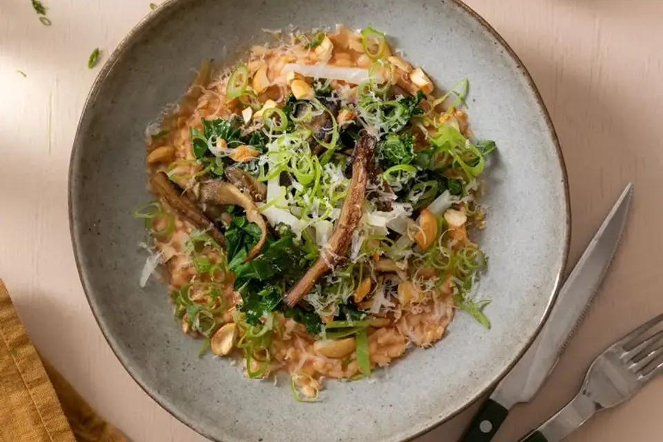 Cremet gochujang-risotto med sauté af svampe og grønkål — RetNemts eget foto
