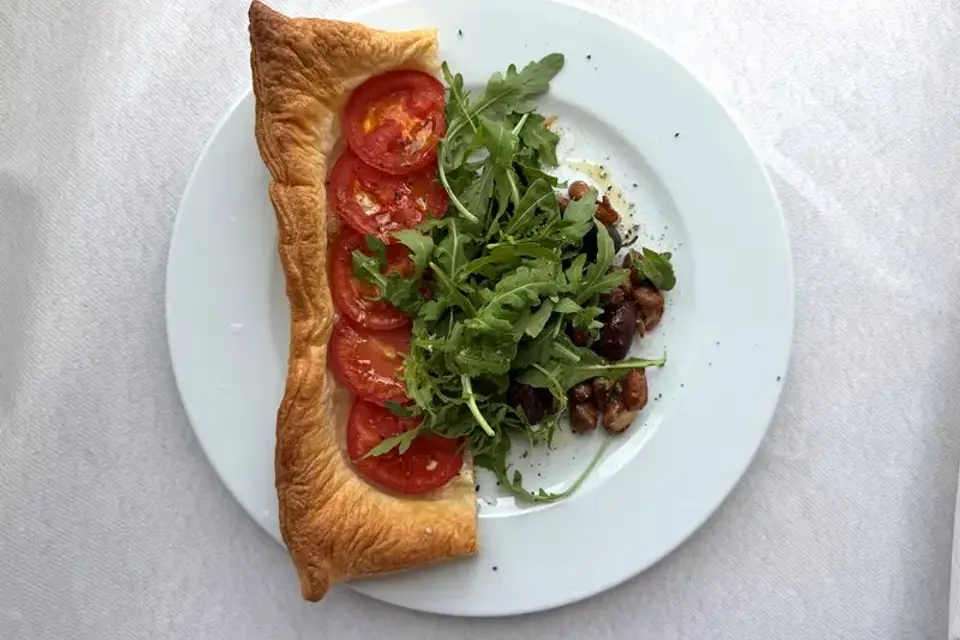Tomattærte med oliven og creme fraiche — Skagenfoods eget foto
