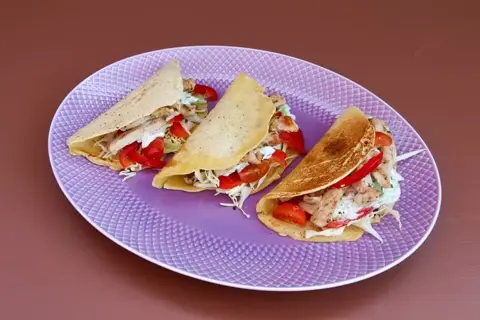 Kikærte-tacos med gris i strimler, tzatziki og grønt