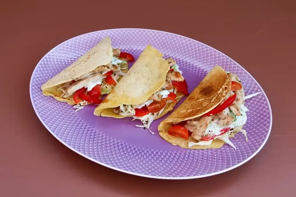 Kikærte-tacos med gris i strimler, tzatziki og grønt — Skagenfoods eget foto