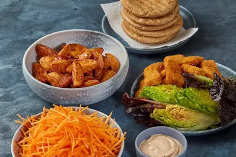 Pita med fish nuggets, chipotlesauce og sprød gnavegrønt