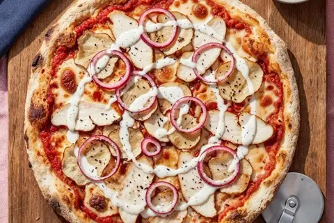 Pizza rosso med røget kyllingebryst, jordskokker og syltede rødløg
