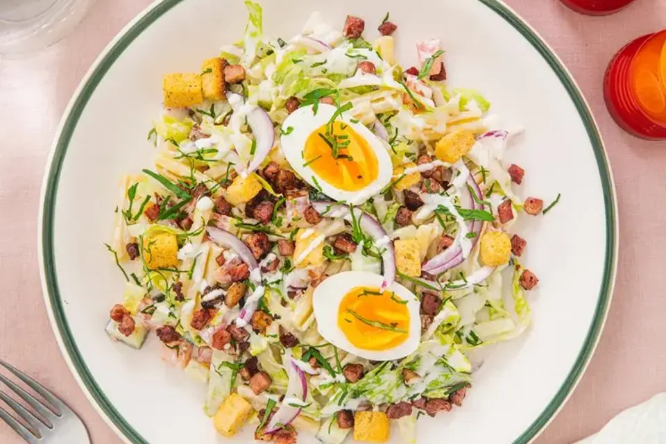 Pastasalat med bacon, æg og hvidløgsdressing — RetNemts eget foto