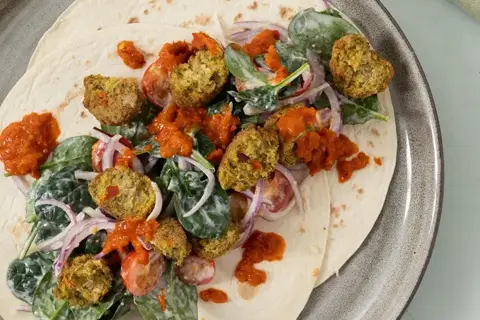 Wrap med falafel, spinatsalat og ajvar