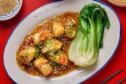 Tángcù yú - Fisk i sursød sauce med blancheret pak choy