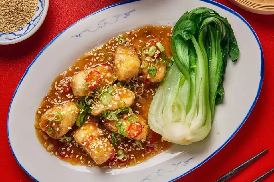 Tángcù yú - Fisk i sursød sauce med blancheret pak choy — RetNemts eget foto