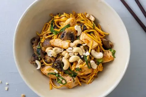 Gochujangnudler med kylling, svampe og cashewnødder