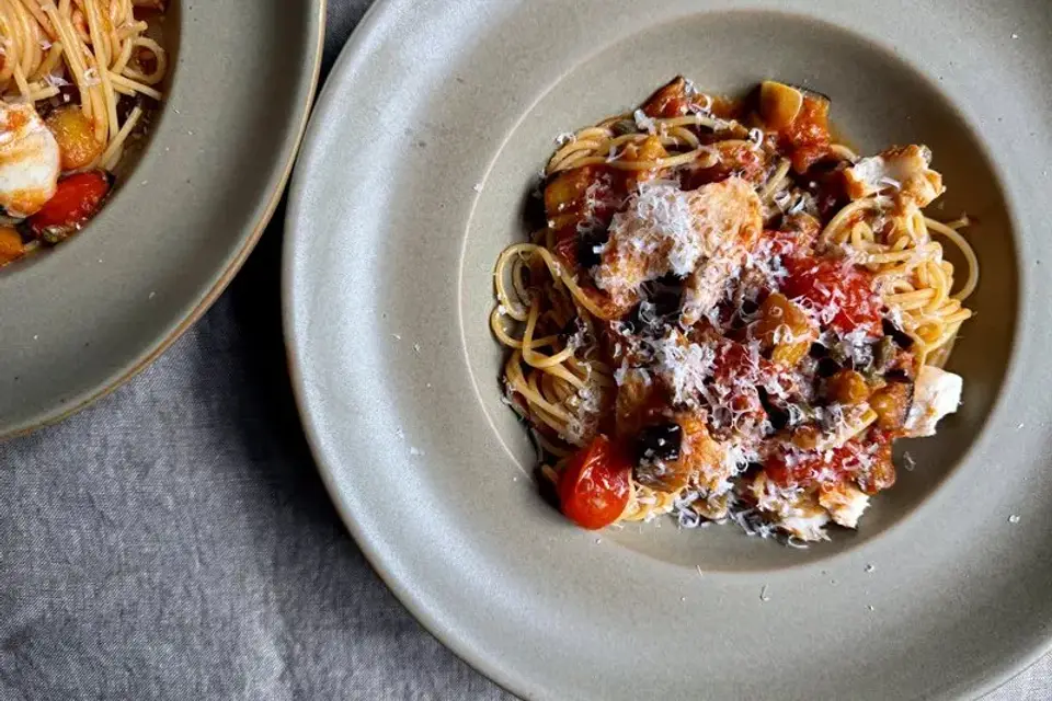 Almost pasta a la putanesca med kapers, aubergine og dampet kuller — Skagenfoods eget foto