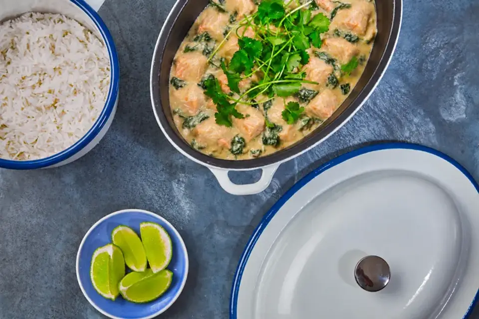 Thai panang style lakse-curry med spinat — Skagenfoods eget foto