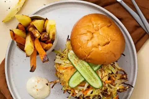 Okonomiyaki burger med mixede fritter