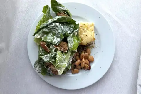 Bagt fisk med caesar salad og bønner