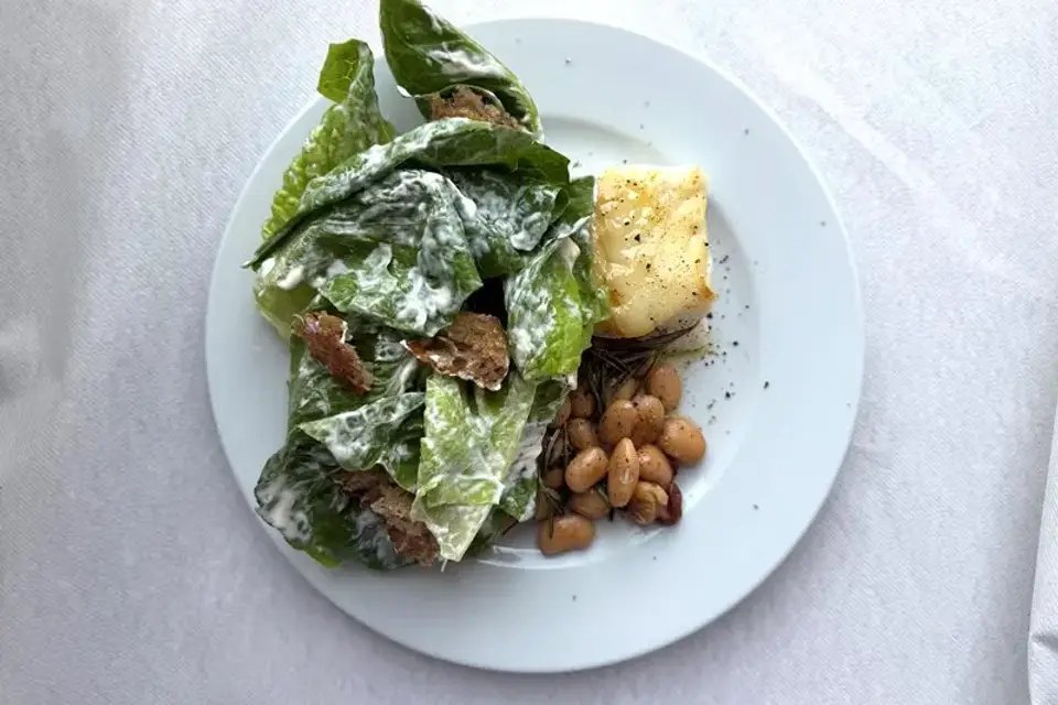 Bagt fisk med caesar salad og bønner — Skagenfoods eget foto