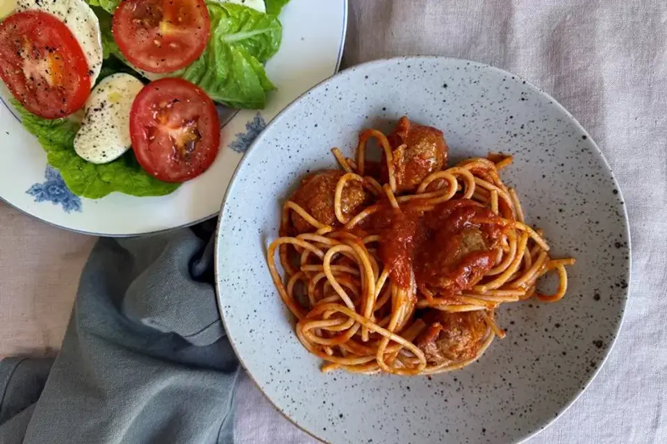 HEAT: Spaghetti med kødboller og tomatsalat med mozzarella — Skagenfoods eget foto