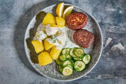 Fiskefrikadeller med dildcreme & agurkesalat