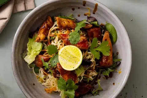 Orange/sriracha kylling med nudelsalat