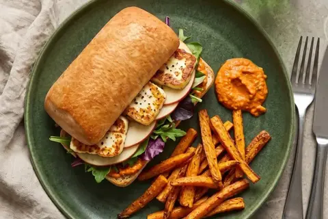Sandwich med halloumi og ajvar-hummus