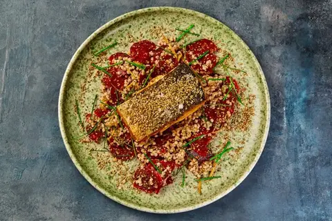 Stegt laks med perlebyg og rødbedesalat