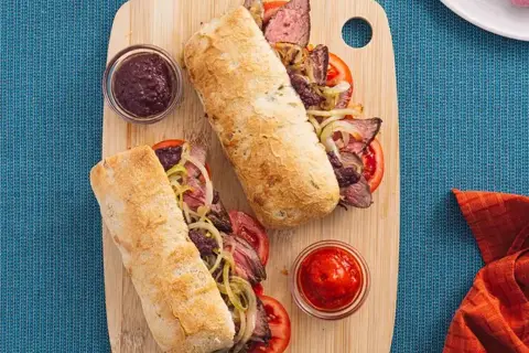Steak sandwich med oliventapenade, ajvar og bløde løg