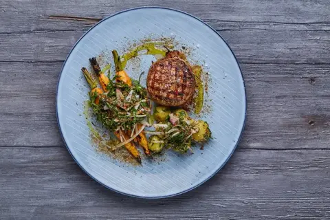 Grillede hakkedrenge med lun chimichurri kartoffelsalat