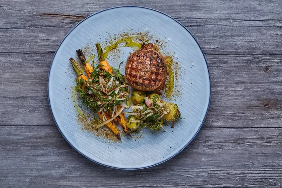 Grillede hakkedrenge med lun chimichurri kartoffelsalat — Skagenfoods eget foto