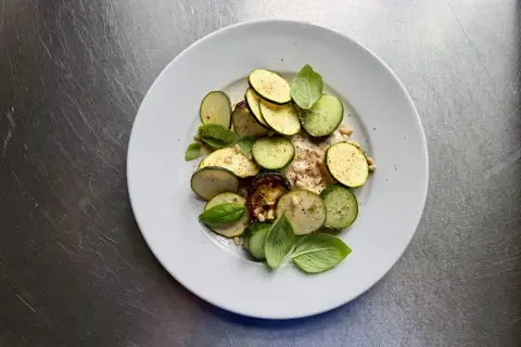 Stegt og rå courgette med tahincreme og pinjekerner